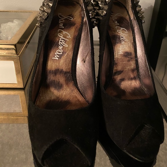 Shoes - Picture 2 of 8